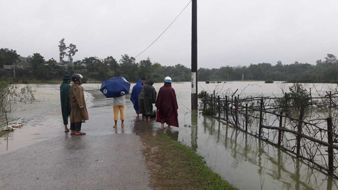 Miền Trung lại bị mưa lũ chia cắt ảnh hưởng thế nào đến ngành vận tải ? 1