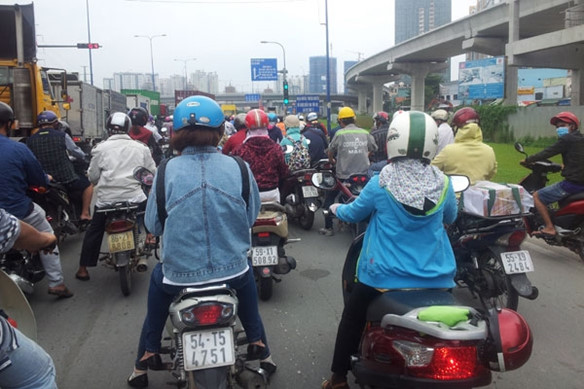 Vì sao kẹt xe liên miên trên Xa lộ Hà Nội? 2