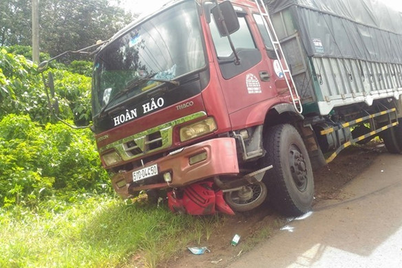 Đồng Nai: Xe tải kéo lê xe máy 20m, một phụ nữ nguy kịch 9 Đồng Nai: Xe tải kéo lê xe máy 20m, một phụ nữ nguy kịch 8